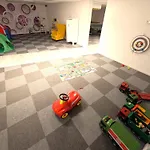 Apartament 6 Pers Aan Skilift Grootste Skigebied Nabij Bikepark Unieke Locatie Met Zeer Rustige Tuin In Het Bos En Het Gezellige Centrum Leuke Cafes Restaurants En Gratis Zwembad Sauna Relax Speelruimte Parkeerplaats Naast Der Brabander Winterberg
