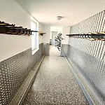 6 Pers Aan Skilift Grootste Skigebied Nabij Bikepark Unieke Locatie Met Zeer Rustige Tuin In Het Bos En Het Gezellige Centrum Leuke Cafes Restaurants En Gratis Zwembad Sauna Relax Speelruimte Parkeerplaats Naast Der Brabander Апартаменты
