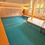 6 Pers Aan Skilift Grootste Skigebied Nabij Bikepark Unieke Locatie Met Zeer Rustige Tuin In Het Bos En Het Gezellige Centrum Leuke Cafes Restaurants En Gratis Zwembad Sauna Relax Speelruimte Parkeerplaats Naast Der Brabander Winterberg