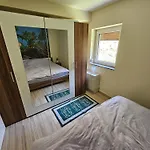 Apartament 6 Pers Aan Skilift Grootste Skigebied Nabij Bikepark Unieke Locatie Met Zeer Rustige Tuin In Het Bos En Het Gezellige Centrum Leuke Cafes Restaurants En Gratis Zwembad Sauna Relax Speelruimte Parkeerplaats Naast Der Brabander