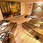6 Pers Aan Skilift Grootste Skigebied Nabij Bikepark Unieke Locatie Met Zeer Rustige Tuin In Het Bos En Het Gezellige Centrum Leuke Cafes Restaurants En Gratis Zwembad Sauna Relax Speelruimte Parkeerplaats Naast Der Brabander Winterberg