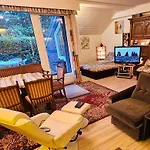 6 Pers Aan Skilift Grootste Skigebied Nabij Bikepark Unieke Locatie Met Zeer Rustige Tuin In Het Bos En Het Gezellige Centrum Leuke Cafes Restaurants En Gratis Zwembad Sauna Relax Speelruimte Parkeerplaats Naast Der Brabander