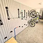 6 Pers Aan Skilift Grootste Skigebied Nabij Bikepark Unieke Locatie Met Zeer Rustige Tuin In Het Bos En Het Gezellige Centrum Leuke Cafes Restaurants En Gratis Zwembad Sauna Relax Speelruimte Parkeerplaats Naast Der Brabander Appartement