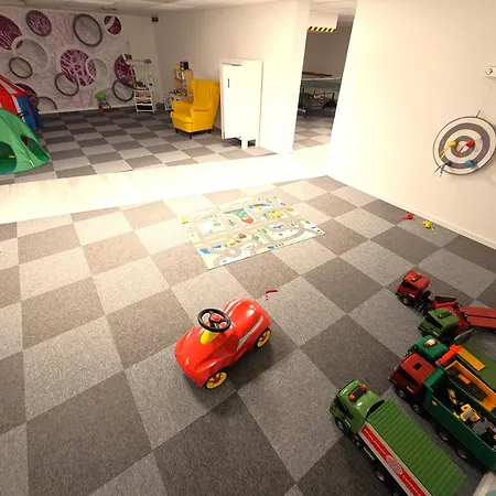 Appartement 6 Pers Am Skilift Groessten Skigebiets, Ruhige Garten Im Wald, Gemuetlichen Apres-ski-cafes Restaurants Zu Fuss Erreichbar, Parkplatz, Schwimmbad, Sauna, Relaxraum, Buchbaren Massages Wellness Der Brabander, Darts Tischtennis-f Winterberg