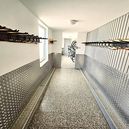 6 Pers Aan Skilift Grootste Skigebied Nabij Bikepark Unieke Locatie Met Zeer Rustige Tuin In Het Bos En Het Gezellige Centrum Leuke Cafes Restaurants En Gratis Zwembad Sauna Relax Speelruimte Parkeerplaats Naast Der Brabander Διαμέρισμα
