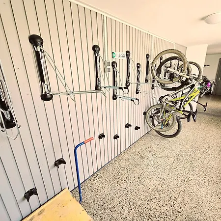 6 Pers Aan Skilift Grootste Skigebied Nabij Bikepark Unieke Locatie Met Zeer Rustige Tuin In Het Bos En Het Gezellige Centrum Leuke Cafes Restaurants En Gratis Zwembad Sauna Relax Speelruimte Parkeerplaats Naast Der Brabander Διαμέρισμα