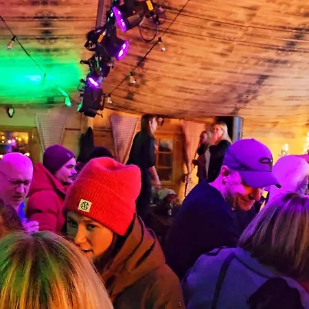 アパート 6 Pers Am Skilift Groessten Skigebiets, Ruhige Garten Im Wald, Gemuetlichen Apres-ski-cafes Restaurants Zu Fuss Erreichbar, Parkplatz, Schwimmbad, Sauna, Relaxraum, Buchbaren Massages Wellness Der Brabander, Darts Tischtennis-f ヴィンターベルク