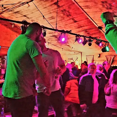 6 Pers Am Skilift Groessten Skigebiets, Ruhige Garten Im Wald, Gemuetlichen Apres-ski-cafes Restaurants Zu Fuss Erreichbar, Parkplatz, Schwimmbad, Sauna, Relaxraum, Buchbaren Massages Wellness Der Brabander, Darts Tischtennis-f