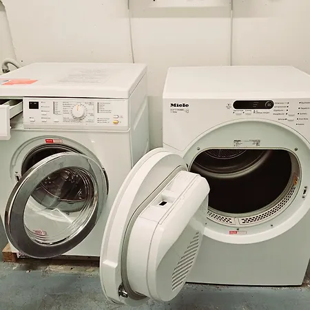 6 Pers Am Skilift Groessten Skigebiets, Ruhige Garten Im Wald, Gemuetlichen Apres-ski-cafes Restaurants Zu Fuss Erreichbar, Parkplatz, Schwimmbad, Sauna, Relaxraum, Buchbaren Massages Wellness Der Brabander, Darts Tischtennis-f * Winterberg