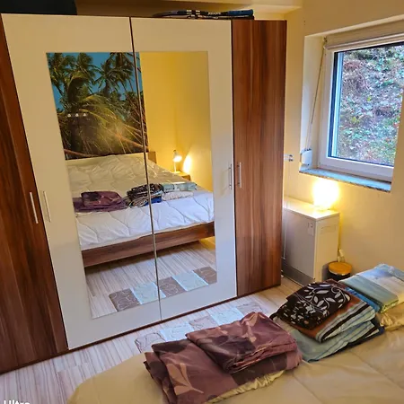 Apartamento Winterberg Appartement 6 Pers am Skilift größten Skigebiets, ruhige Garten im Wald, gemütlichen Après-Ski-Cafés Restaurants zu Fuß erreichbar, Parkplatz, Schwimmbad, Sauna, Relaxraum, Buchbaren Massages Wellness Der Brabander, Darts Tischtennis-Fußba *