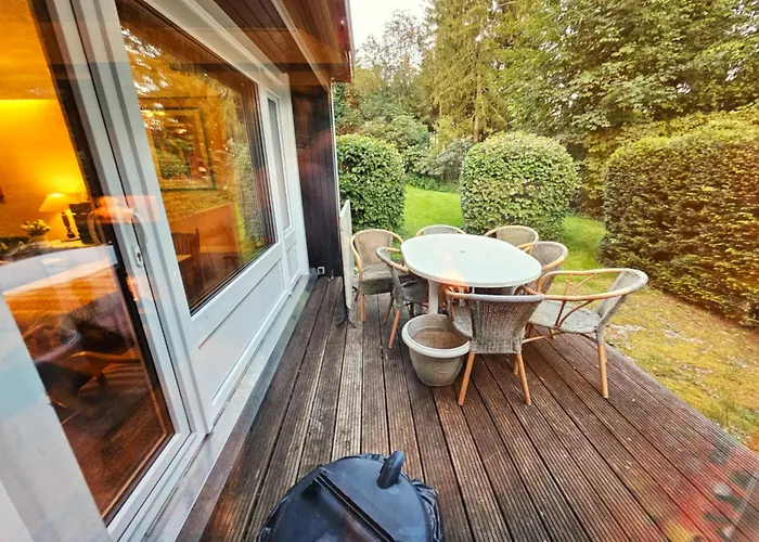 Winterberg Appartement 6 Pers am Skilift größten Skigebiets, ruhige Garten im Wald, gemütlichen Après-Ski-Cafés Restaurants zu Fuß erreichbar, Parkplatz, Schwimmbad, Sauna, Relaxraum, Buchbaren Massages Wellness Der Brabander, Darts Tischtennis-Fußba Apartamento Winterberg