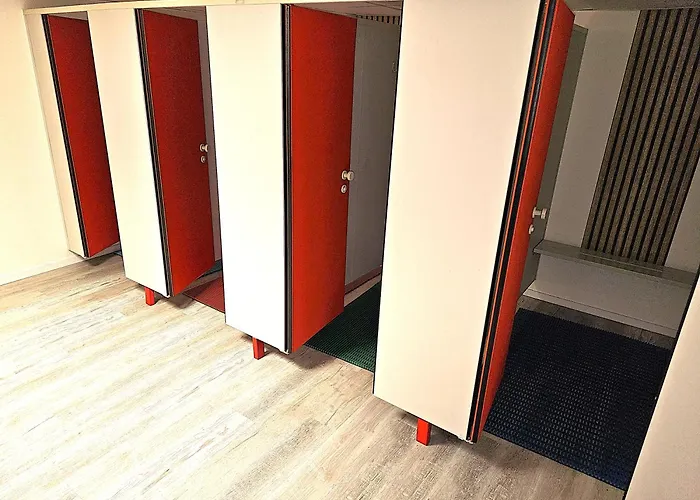 Winterberg Appartement 6 Pers am Skilift größten Skigebiets, ruhige Garten im Wald, gemütlichen Après-Ski-Cafés Restaurants zu Fuß erreichbar, Parkplatz, Schwimmbad, Sauna, Relaxraum, Buchbaren Massages Wellness Der Brabander, Darts Tischtennis-Fußba Winterberg