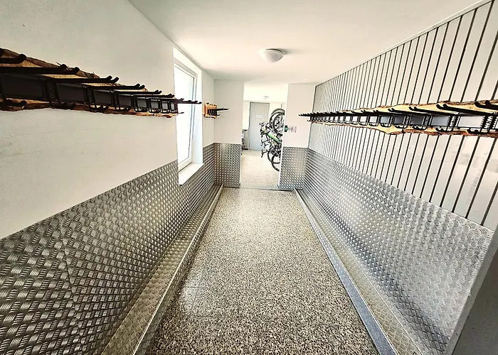 Winterberg Appartement 6 Pers am Skilift größten Skigebiets, ruhige Garten im Wald, gemütlichen Après-Ski-Cafés Restaurants zu Fuß erreichbar, Parkplatz, Schwimmbad, Sauna, Relaxraum, Buchbaren Massages Wellness Der Brabander, Darts Tischtennis-Fußba Apartamento