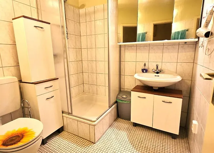 Winterberg Appartement 6 Pers am Skilift größten Skigebiets, ruhige Garten im Wald, gemütlichen Après-Ski-Cafés Restaurants zu Fuß erreichbar, Parkplatz, Schwimmbad, Sauna, Relaxraum, Buchbaren Massages Wellness Der Brabander, Darts Tischtennis-Fußba Apartamento *