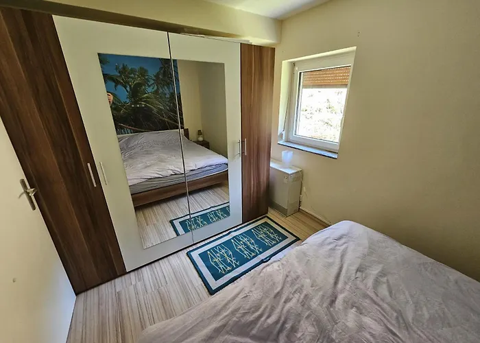 Apartamento Winterberg Appartement 6 Pers am Skilift größten Skigebiets, ruhige Garten im Wald, gemütlichen Après-Ski-Cafés Restaurants zu Fuß erreichbar, Parkplatz, Schwimmbad, Sauna, Relaxraum, Buchbaren Massages Wellness Der Brabander, Darts Tischtennis-Fußba