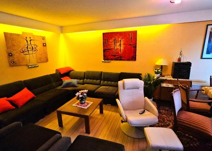 Winterberg Appartement 6 Pers am Skilift größten Skigebiets, ruhige Garten im Wald, gemütlichen Après-Ski-Cafés Restaurants zu Fuß erreichbar, Parkplatz, Schwimmbad, Sauna, Relaxraum, Buchbaren Massages Wellness Der Brabander, Darts Tischtennis-Fußba Winterberg