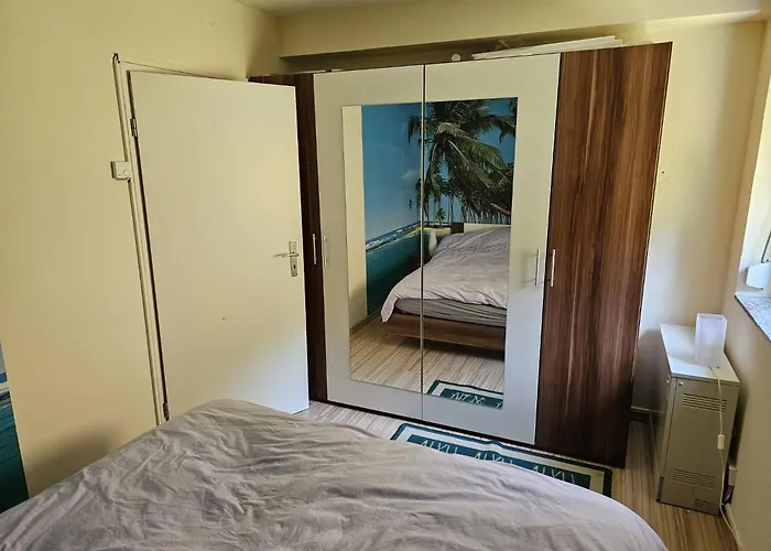 Apartamento Winterberg Appartement 6 Pers am Skilift größten Skigebiets, ruhige Garten im Wald, gemütlichen Après-Ski-Cafés Restaurants zu Fuß erreichbar, Parkplatz, Schwimmbad, Sauna, Relaxraum, Buchbaren Massages Wellness Der Brabander, Darts Tischtennis-Fußba *