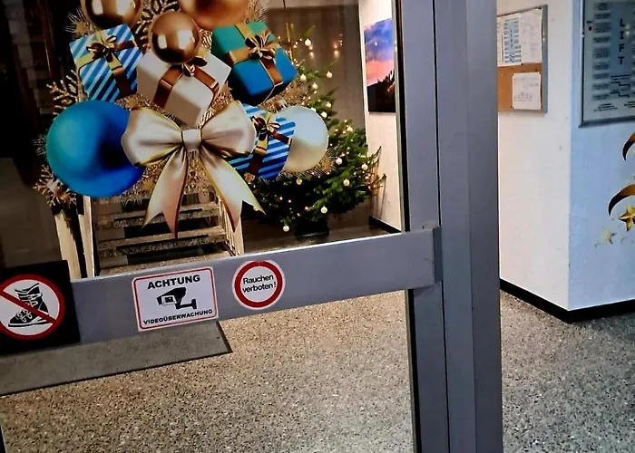 6 Pers Aan Skilift Grootste Skigebied Nabij Bikepark Unieke Locatie Met Zeer Rustige Tuin In Het Bos En Het Gezellige Centrum Leuke Cafes Restaurants En Gratis Zwembad Sauna Relax Speelruimte Parkeerplaats Naast Der Brabander