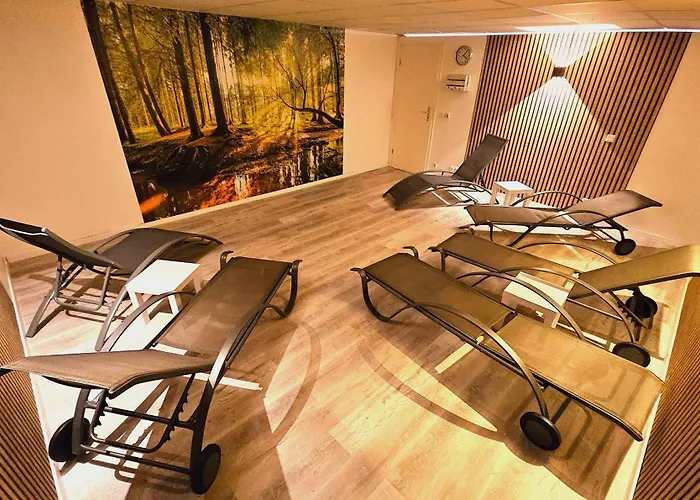 Winterberg Appartement 6 Pers am Skilift größten Skigebiets, ruhige Garten im Wald, gemütlichen Après-Ski-Cafés Restaurants zu Fuß erreichbar, Parkplatz, Schwimmbad, Sauna, Relaxraum, Buchbaren Massages Wellness Der Brabander, Darts Tischtennis-Fußba Winterberg