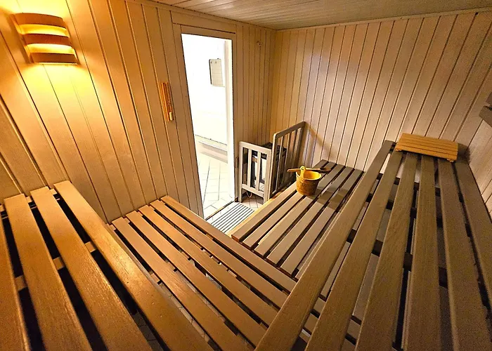 Apartamento Winterberg Appartement 6 Pers am Skilift größten Skigebiets, ruhige Garten im Wald, gemütlichen Après-Ski-Cafés Restaurants zu Fuß erreichbar, Parkplatz, Schwimmbad, Sauna, Relaxraum, Buchbaren Massages Wellness Der Brabander, Darts Tischtennis-Fußba Winterberg