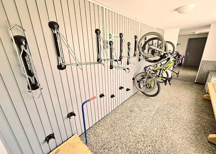 6 Pers Aan Skilift Grootste Skigebied Nabij Bikepark Unieke Locatie Met Zeer Rustige Tuin In Het Bos En Het Gezellige Centrum Leuke Cafes Restaurants En Gratis Zwembad Sauna Relax Speelruimte Parkeerplaats Naast Der Brabander 아파트