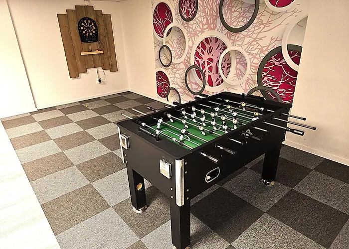 Apartamento Winterberg Appartement 6 Pers am Skilift größten Skigebiets, ruhige Garten im Wald, gemütlichen Après-Ski-Cafés Restaurants zu Fuß erreichbar, Parkplatz, Schwimmbad, Sauna, Relaxraum, Buchbaren Massages Wellness Der Brabander, Darts Tischtennis-Fußba *