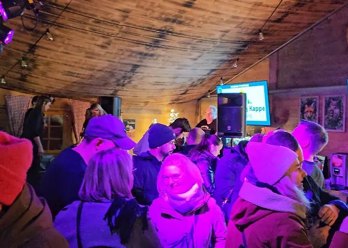 6 Pers Aan Skilift Grootste Skigebied Nabij Bikepark Unieke Locatie Met Zeer Rustige Tuin In Het Bos En Het Gezellige Centrum Leuke Cafes Restaurants En Gratis Zwembad Sauna Relax Speelruimte Parkeerplaats Naast Der Brabander 아파트