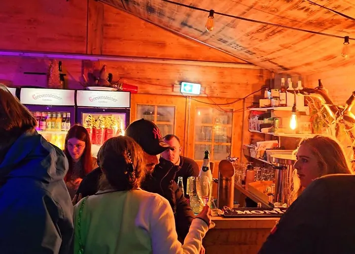 Apartamento Winterberg Appartement 6 Pers am Skilift größten Skigebiets, ruhige Garten im Wald, gemütlichen Après-Ski-Cafés Restaurants zu Fuß erreichbar, Parkplatz, Schwimmbad, Sauna, Relaxraum, Buchbaren Massages Wellness Der Brabander, Darts Tischtennis-Fußba