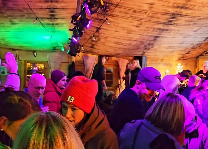 Apartamento Winterberg Appartement 6 Pers am Skilift größten Skigebiets, ruhige Garten im Wald, gemütlichen Après-Ski-Cafés Restaurants zu Fuß erreichbar, Parkplatz, Schwimmbad, Sauna, Relaxraum, Buchbaren Massages Wellness Der Brabander, Darts Tischtennis-Fußba Winterberg