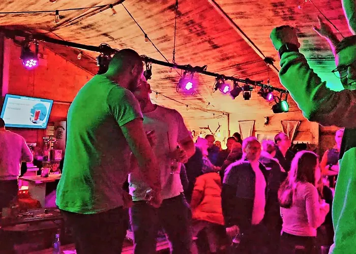 6 Pers Am Skilift Größten Skigebiets, Ruhige Garten Im Wald, Gemütlichen Après-ski-cafés Restaurants Zu Fuß Erreichbar, Parkplatz, Schwimmbad, Sauna, Relaxraum, Buchbaren Massages Wellness Der Brabander, Darts Tischtennis-fußba