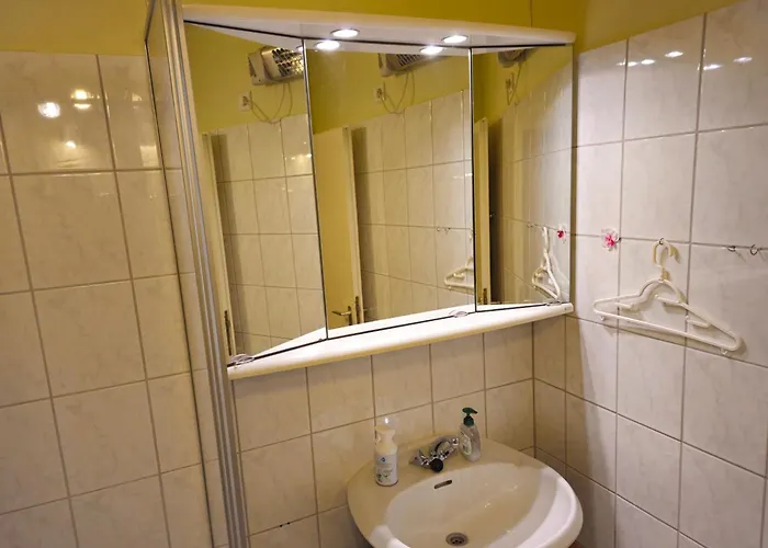 Apartamento Winterberg Appartement 6 Pers am Skilift größten Skigebiets, ruhige Garten im Wald, gemütlichen Après-Ski-Cafés Restaurants zu Fuß erreichbar, Parkplatz, Schwimmbad, Sauna, Relaxraum, Buchbaren Massages Wellness Der Brabander, Darts Tischtennis-Fußba Winterberg