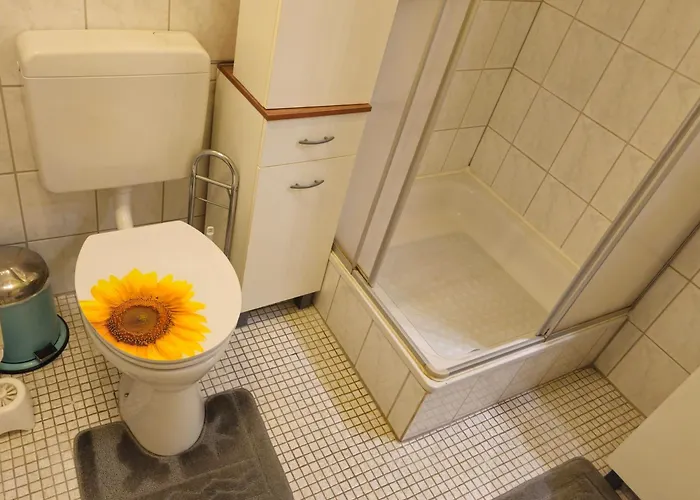 Winterberg Appartement 6 Pers am Skilift größten Skigebiets, ruhige Garten im Wald, gemütlichen Après-Ski-Cafés Restaurants zu Fuß erreichbar, Parkplatz, Schwimmbad, Sauna, Relaxraum, Buchbaren Massages Wellness Der Brabander, Darts Tischtennis-Fußba Apartamento