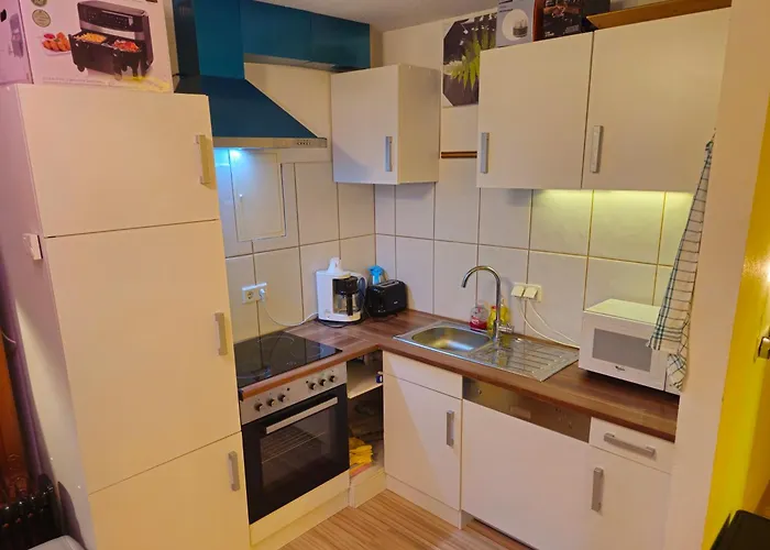 Winterberg Appartement 6 Pers am Skilift größten Skigebiets, ruhige Garten im Wald, gemütlichen Après-Ski-Cafés Restaurants zu Fuß erreichbar, Parkplatz, Schwimmbad, Sauna, Relaxraum, Buchbaren Massages Wellness Der Brabander, Darts Tischtennis-Fußba Apartamento Winterberg